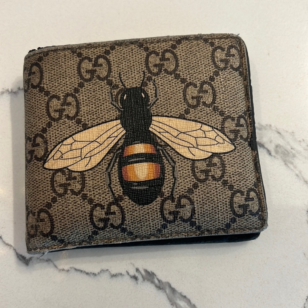 Bee Print GG Supreme Gucci Wallet.